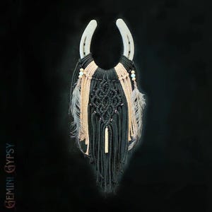 Colgante de pared de macramé con forma de herradura