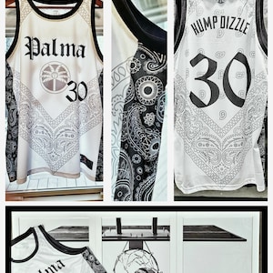 Puede incluir: Camiseta de baloncesto blanca con ribetes negros y un patr&oacute;n de paisley. La parte delantera de la camiseta tiene el texto "Palma" y el n&uacute;mero "30" en negro. La parte posterior de la camiseta tiene el texto "HUMP DIZZLE" y el n&uacute;mero "30" en negro.