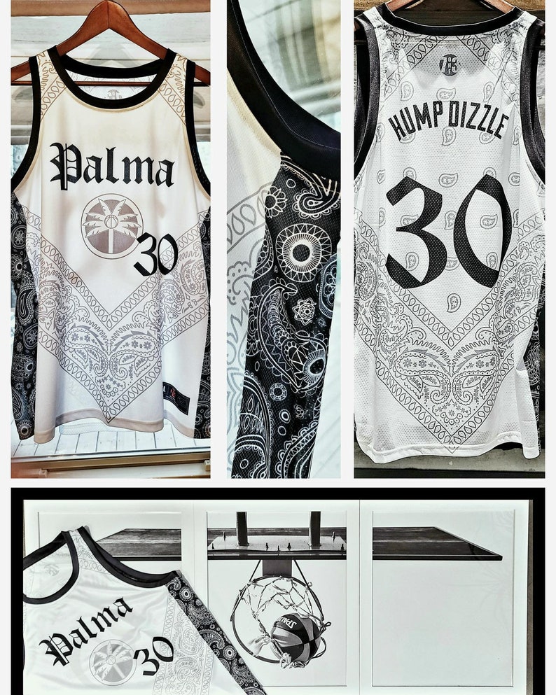 Puede incluir: Camiseta de baloncesto blanca con ribetes negros y un patr&oacute;n de paisley. La parte delantera de la camiseta tiene el texto "Palma" y el n&uacute;mero "30" en negro. La parte posterior de la camiseta tiene el texto "HUMP DIZZLE" y el n&uacute;mero "30" en negro.
