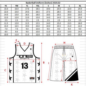 Puede incluir: Uniforme de baloncesto blanco con ribetes negros y un patr&oacute;n de estrellas. La camiseta tiene el texto "7ONE3 SPORTS" y el n&uacute;mero "13" impreso en la parte delantera. Los pantalones cortos tienen una raya negra en el lateral. Se incluye una tabla de tallas con medidas en pulgadas.