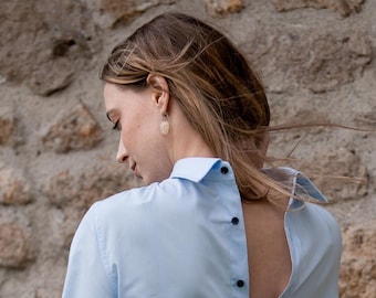 Collegiate-style pure cotton women's shirt, buttoning on the back.