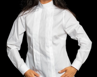 Women&#39;s shirt with pleats in front