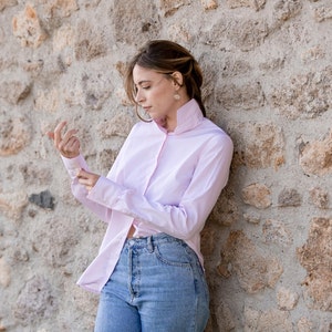 Classic women&#39;s shirt in pure cotton with side slits