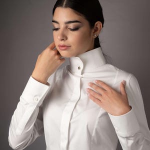 elegant women&#39;s shirt, original Korean collar finished with a jewel button