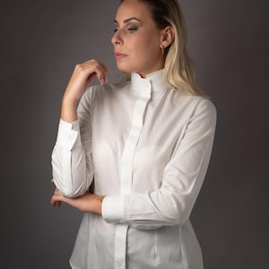 Classic women&#39;s shirt
