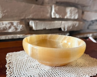 cuenco decorativo de calcita de color amarillo anaranjado