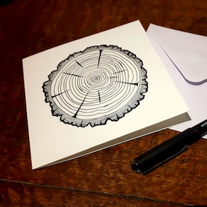 Original dessiné à la main - Carte de vœux en tranche de bûche de pin - Illustration au stylo et à l’encre