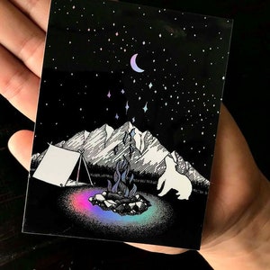 Pegatina holográfica grande - Fogata en las montañas - Ilustración con pluma y tinta