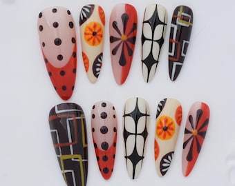 Unhas postiças retrô abstratas, vermelhas e pretas com estampa floral, estilo anos 2000.