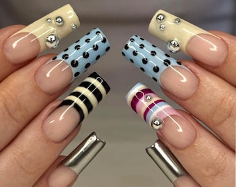 Uñas francesas a rayas: Estrella personalizada con detalles de brillo