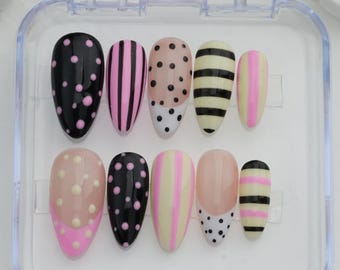 Uñas francesas a rayas: Estrella personalizada con detalles de brillo