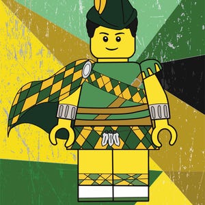 K&ouml;nnte beinhalten: Eine gelbe Lego-Minifigur, die einen gr&uuml;n-gelben karierten Kilt, ein gr&uuml;nes Hemd und einen gr&uuml;nen Hut mit Federn tr&auml;gt. Die Minifigur hat einen freundlichen Gesichtsausdruck und steht auf einem gelben, gr&uuml;nen und braunen Hintergrund.