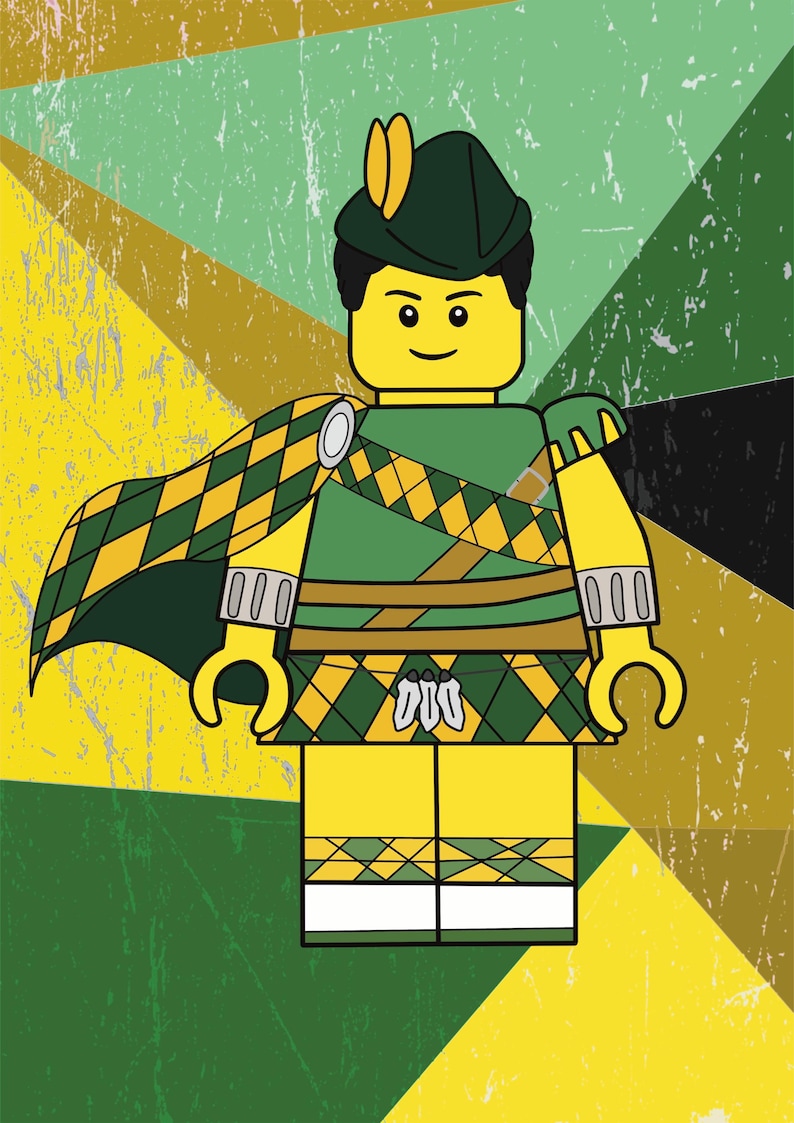 K&ouml;nnte beinhalten: Eine gelbe Lego-Minifigur, die einen gr&uuml;n-gelben karierten Kilt, ein gr&uuml;nes Hemd und einen gr&uuml;nen Hut mit Federn tr&auml;gt. Die Minifigur hat einen freundlichen Gesichtsausdruck und steht auf einem gelben, gr&uuml;nen und braunen Hintergrund.