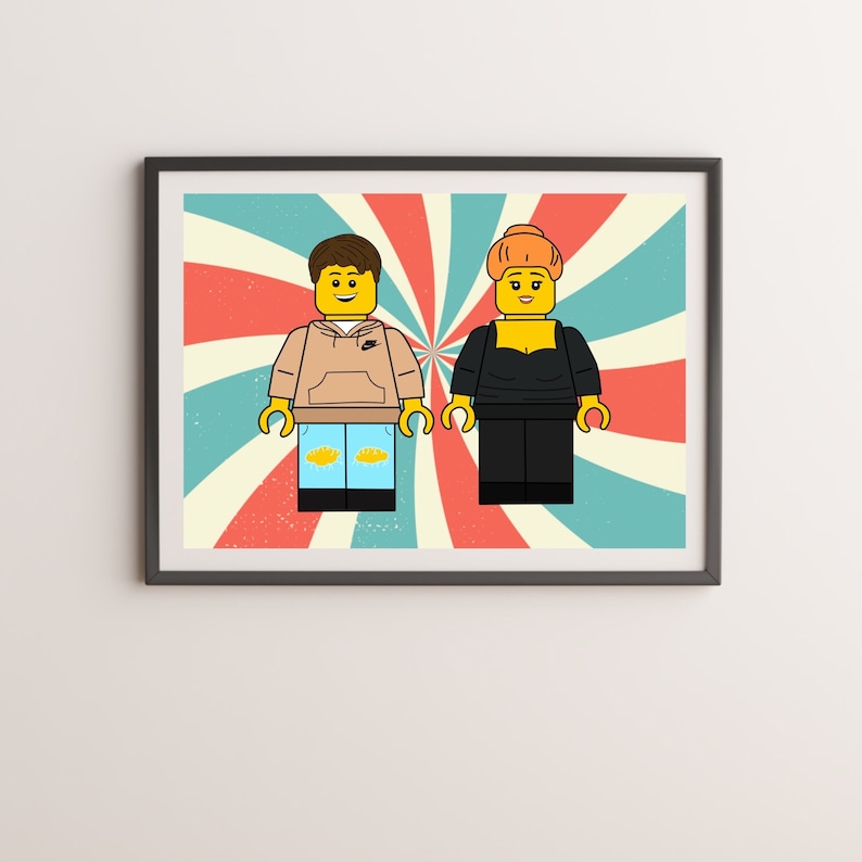 K&ouml;nnte beinhalten: Eine Illustration im Retro-Stil mit zwei Lego-Minifiguren, einem Mann und einer Frau, die nebeneinander vor einem rot-wei&szlig;-blau gestreiften Hintergrund stehen.