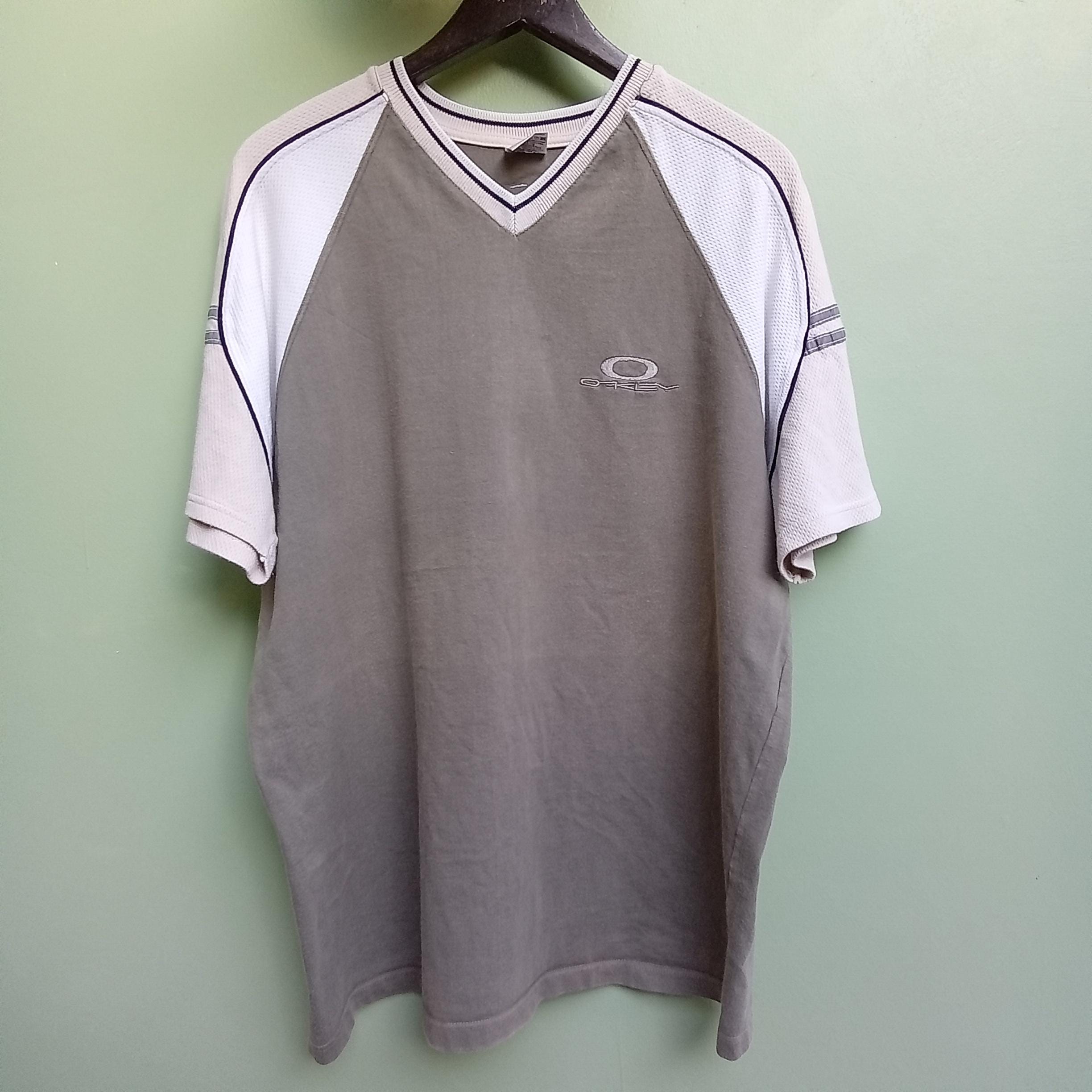 Vintage 90's OAKLEY T-shirt - Etsy