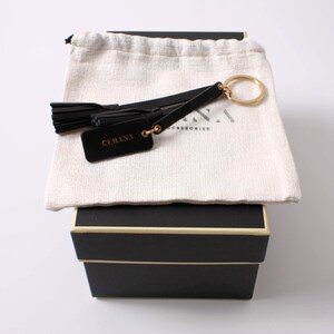 Monogrammiert Schlüsselanhänger / / Quaste Schlüsselanhänger / / schwarz Mini Quasten / / Geschenke für sie / / Jahrestagsgeschenk / / Schlüsselanhänger / / benutzerdefinierte Valentinstag Geschenk