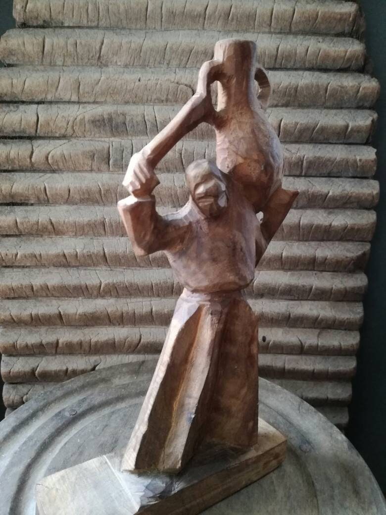 statue d'art Folklorique, Dame Sculptée en Bois Allant Chercher L'eau Dans Un Seau, Fait à La Main e