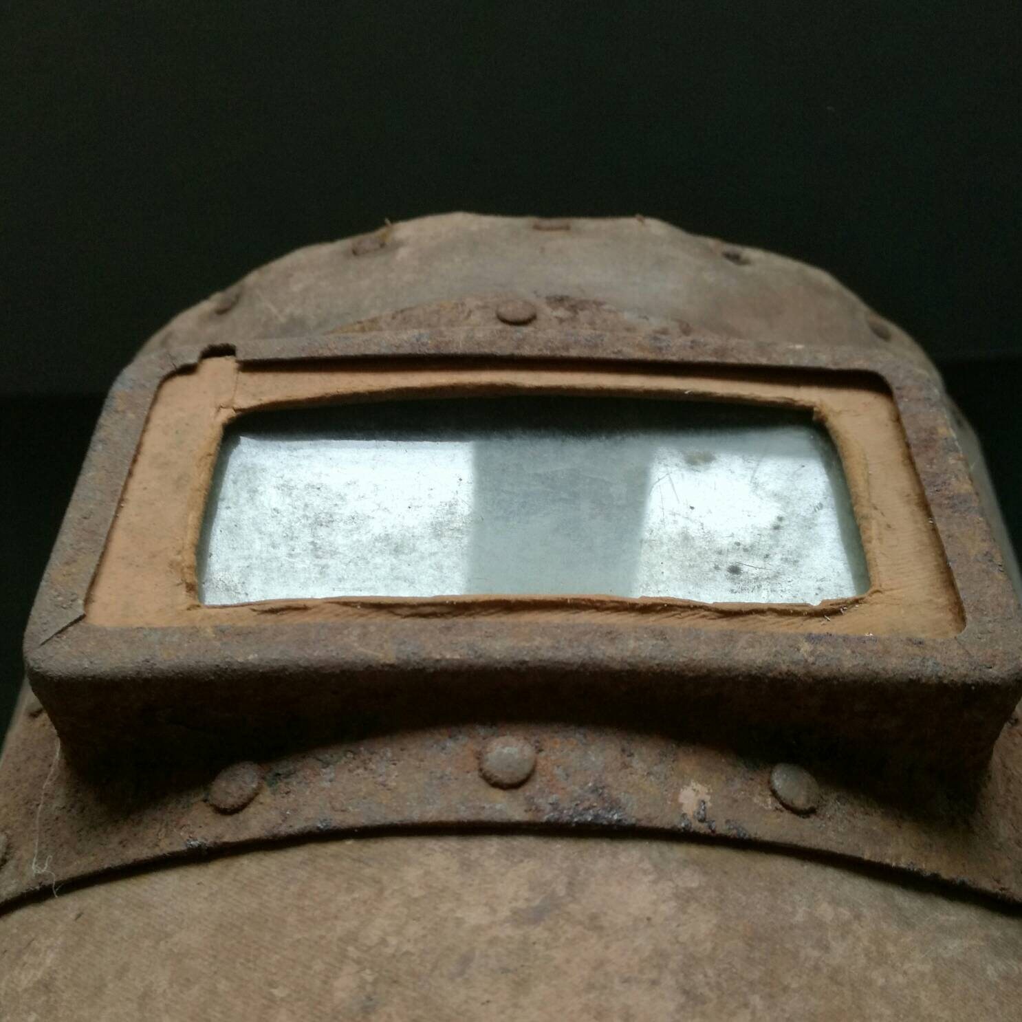 Ancien Masque de Soudage Original avec Des Clous en Fer Rouillé et Lunettes Rectangulaires Verre, Un