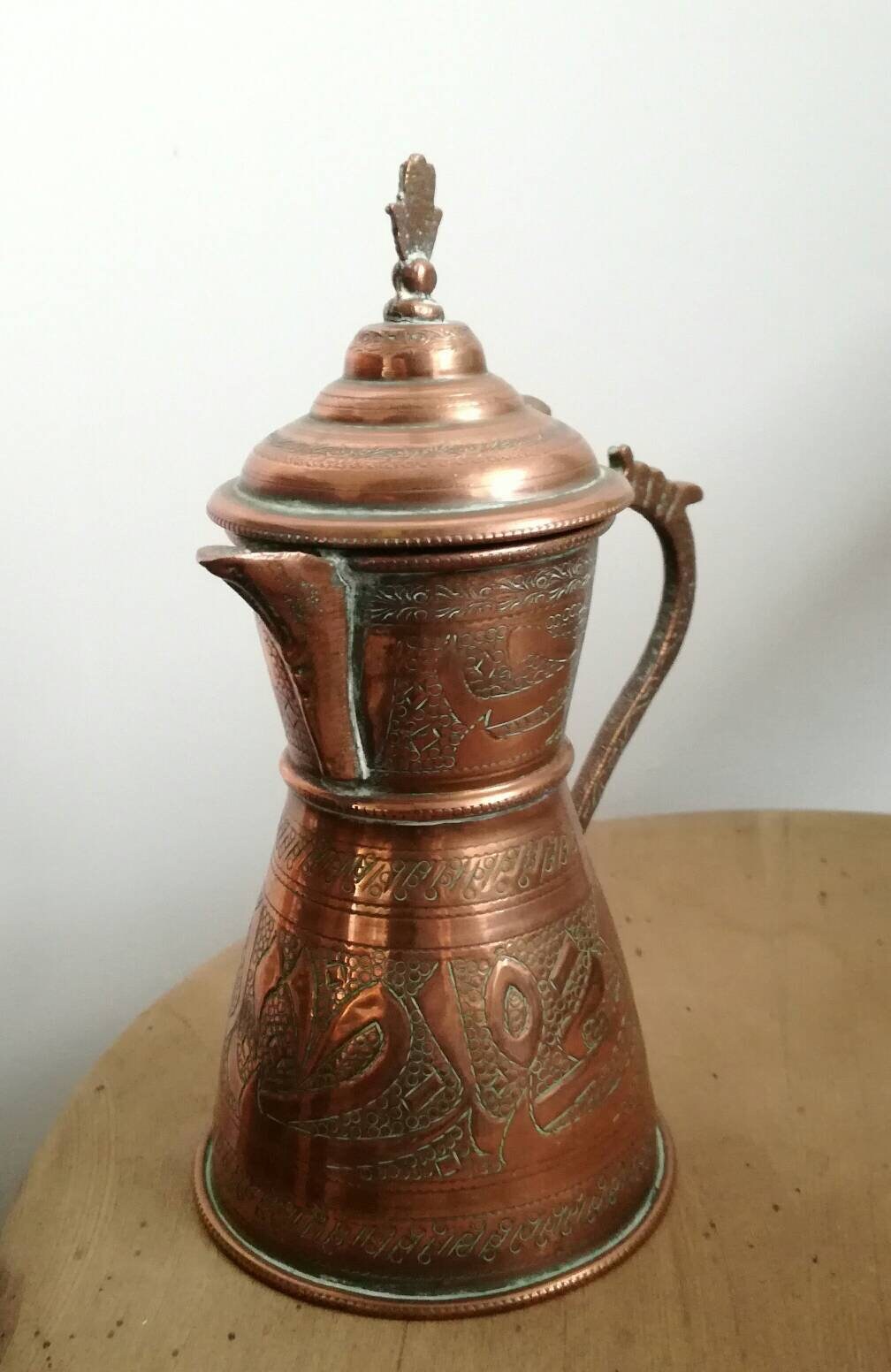 Cafetière en Cuivre Nord-Africain avec Décoration à La Main Hamsa ou Khamsa, Calligraphie Arabe, Caf