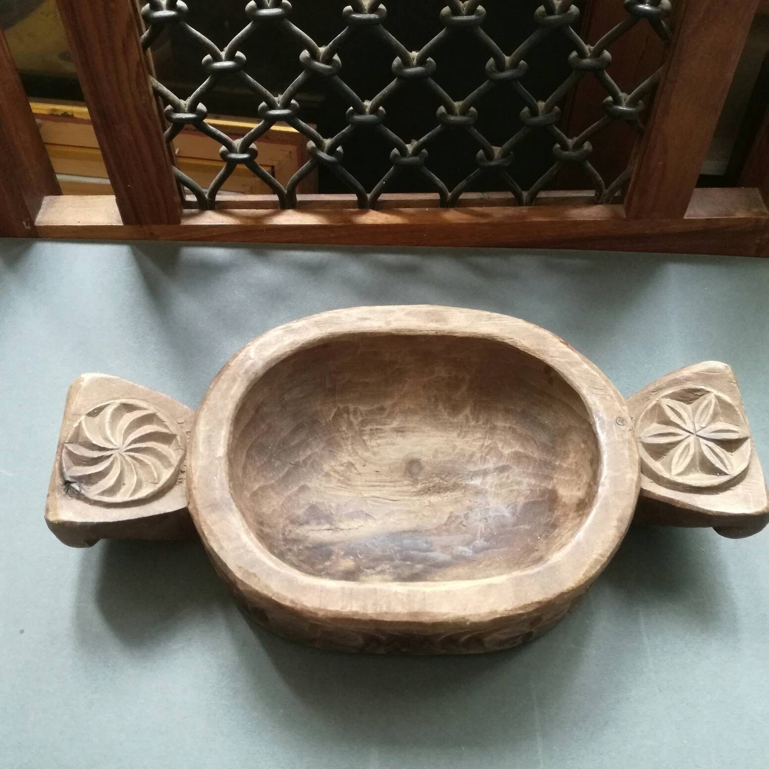 Bol en Bois Folkart, Bol d'art Populaire Rustique Sculpté, Petit avec Poignées Sculptées, Décor de S