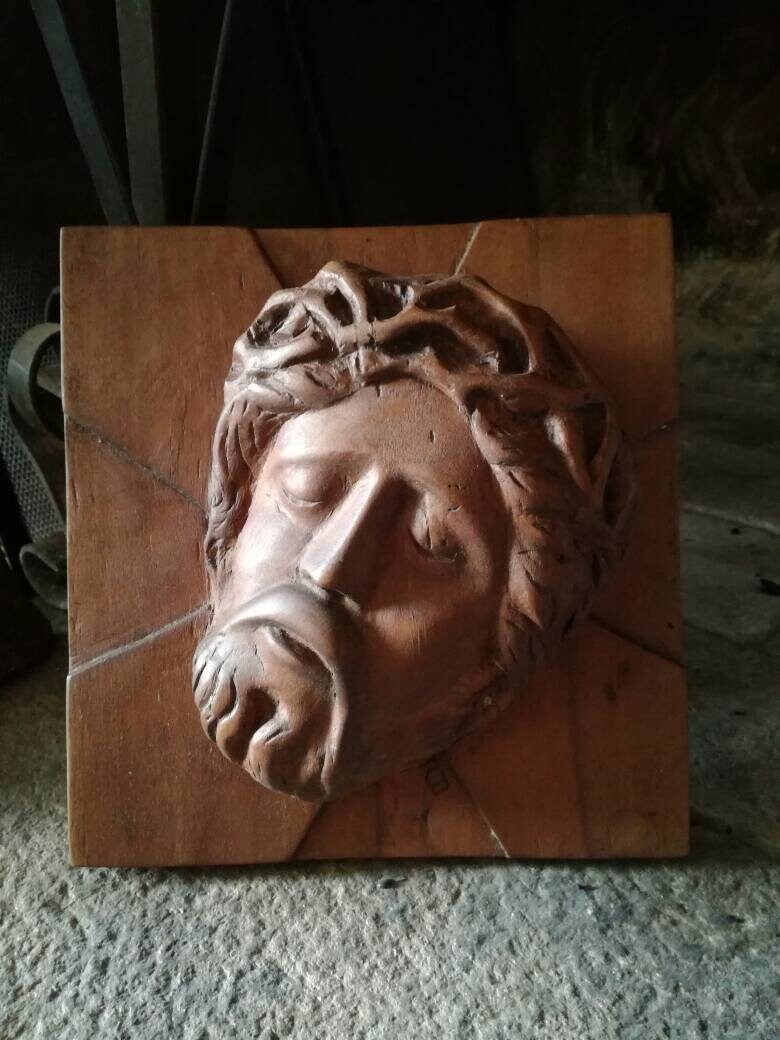 Bois Folkart Religieux Panneau Sculpté de Jésus. Français Portrait Religieux. Signé. Artisan Artisan