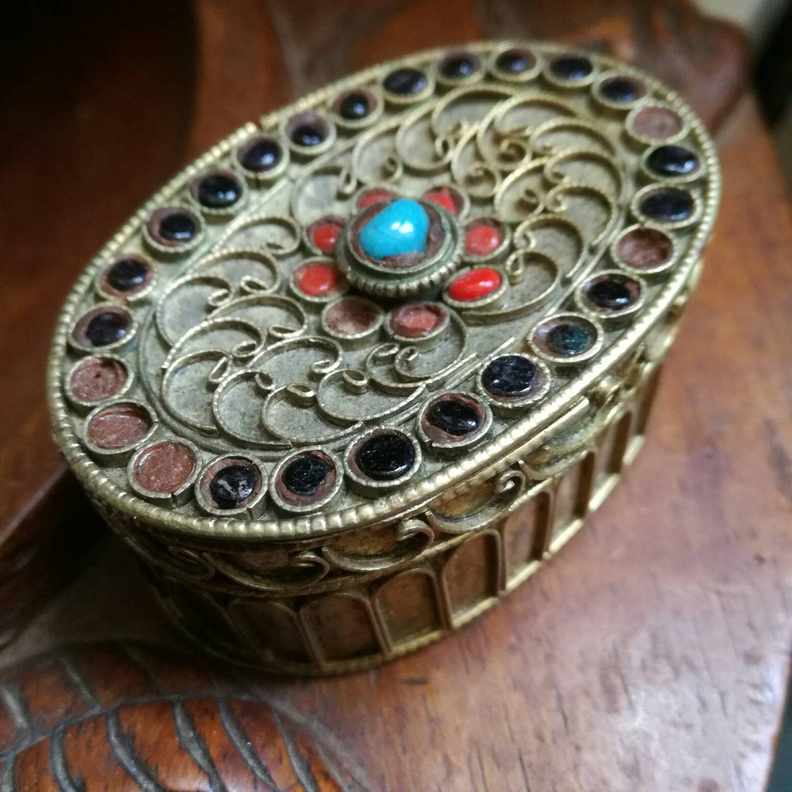 Nepal Trinket Box, Boîte Ethnique en Laiton, Travail de Fil Complexe, à Bijoux, Petit Pilulier, Bouc