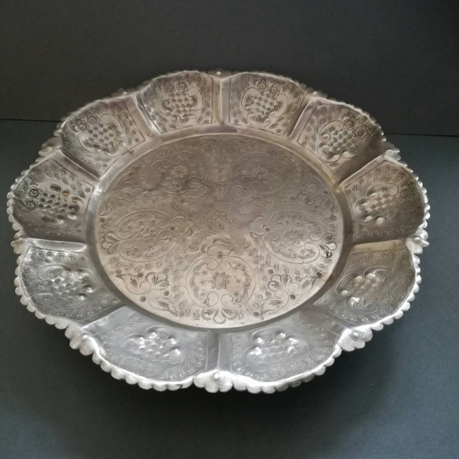 Attrayant Grand Marocain Plaqué Argent, Gravé à La Main et Repousse Bol ou Plateau avec de Petits Pi