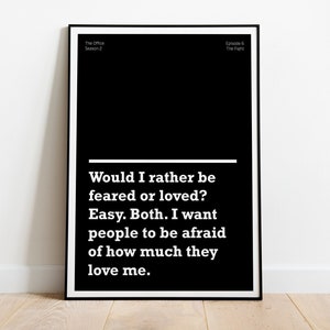 Peut inclure: Affiche encadrée noire avec texte blanc. L'affiche dit : « Préférerais-je être craint ou aimé ? Facile. Les deux. Je veux que les gens aient peur de combien ils m'aiment. » Le haut de l'affiche porte le texte « The Office Saison 2 Épisode 6 The Fight ».