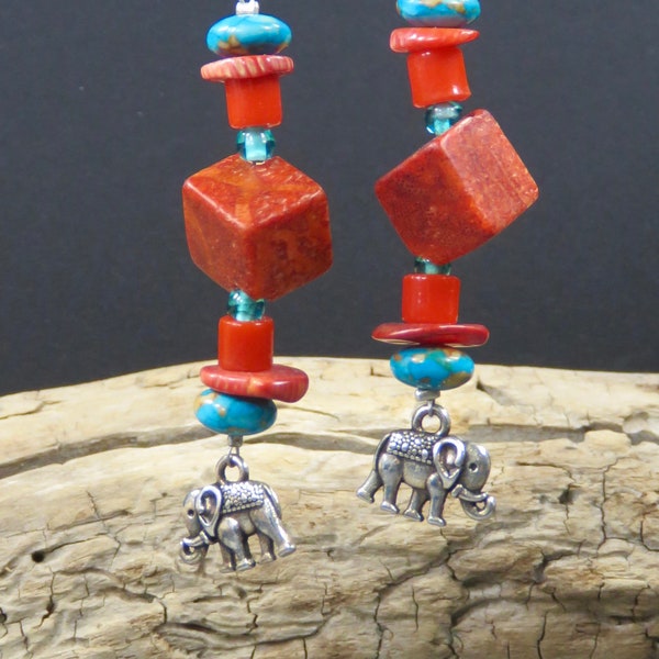 Boucles d'oreilles, Earings, Boucles d'oreilles longues, perles en howlite, pâte de verre et faux corail, éléphants, rouge, Noël