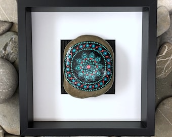 Mandala - cadre et galet naturel peint à la main - à poser ou à accrocher - galet vert et rouge sur fond noir