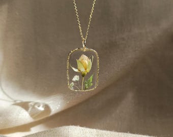 Collar de resina con rosa amarilla preservada: colgante de flor natural, joyería para amantes de las flores.
