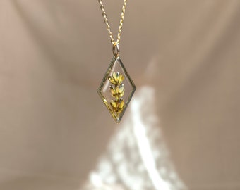 Colgante de lavanda prensada: collar de resina con marco de diamantes dorados, accesorio floral.