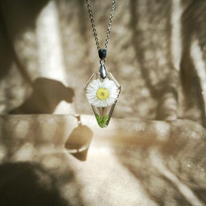 Real Daisy Flower Pendant, Preserved Daisy Necklace, Pressed Flower Jewelry, Flower Gifts, Nature Gifts, Anniversary Gifts Women