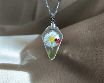 Collar de resina con mariquita y margarita prensada: regalo de joyería de buena suerte, colgante floral hecho a mano.