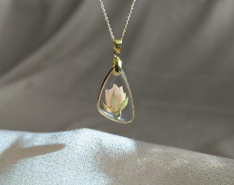 Collar con colgante de rosa amarilla prensada: joyería de resina con flores naturales, accesorio para amantes de las rosas.