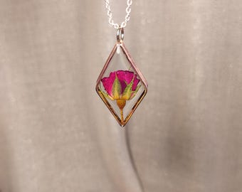 Collar de rosas secas naturales: colgante de flor prensada con marco dorado, regalo único para mujer.