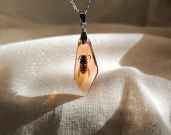 Collar con colgante de avispa auténtica preservada: colgante de abeja de resina ámbar, joyería unisex.