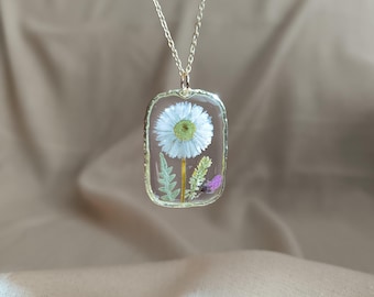 Collar de resina con margaritas prensadas: colgante rectangular dorado, joyería de flores prensadas, regalo floral.