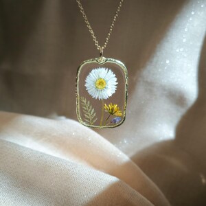 Pressed Daisy Fern Necklace, Dried Daisy Flower Pendant, Real Daisy Jewelry, Daisy Gifts For Women, Flower Gifts, Birthday Gift for Her