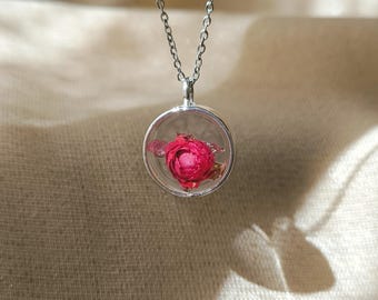 Collar de rosa natural: colgante de flor prensada, marco de plata, joyería para amantes de las rosas.