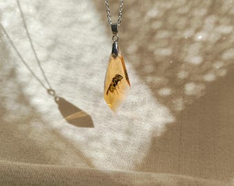 Collar de avispa con efecto ámbar: colgante de insecto real, joyería de abeja preservada, accesorio para amantes de los insectos.