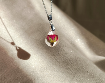 Collar de resina con rosas prensadas auténticas: colgante floral botánico, regalo para amantes de las rosas.