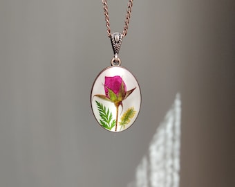 Colgante de resina de rosa auténtica prensada: collar con marco ovalado de bronce, accesorio para amantes de las rosas.
