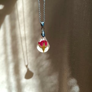 本物の押し花のバラのネックレス、ドライローズのペンダント、樹脂入りのバラ、お母さんへのフラワーギフト、女性へのナチュラルギフト、ユニークなクリスマスギフト