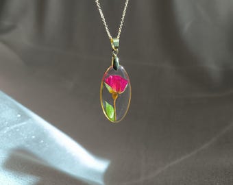Collar de rosa roja seca: colgante de resina con flor prensada real