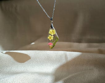 Collar con colgante de resina prensada con flor de ranúnculo y hongo, joyería para amantes de las flores.