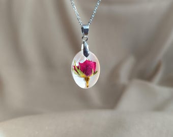 Collar de resina con rosa roja prensada: colgante floral romántico, joyería para amantes de las rosas.