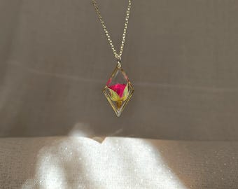 Collar con rosa seca natural: colgante de resina con marco dorado, joyería para amantes de las flores.