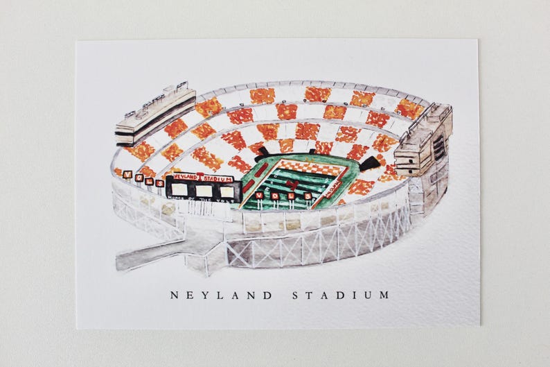 Pu&ograve; includere: Un'illustrazione ad acquerello del Neyland Stadium, casa della squadra di football americano dei Volunteers dell'Universit&agrave; del Tennessee. Lo stadio &egrave; raffigurato in arancione e bianco, con un campo verde e un tabellone segnapunti che recita "Neyland Stadium".