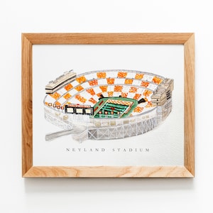 Pu&ograve; includere: Un dipinto ad acquerello del Neyland Stadium, casa della squadra di football americano dei Volunteers dell'Universit&agrave; del Tennessee. Lo stadio &egrave; rappresentato in una vista aerea, mostrando i sedili arancioni e bianchi, il campo verde e gli edifici circostanti. Il testo "Neyland Stadium" &egrave; scritto sotto lo stadio.